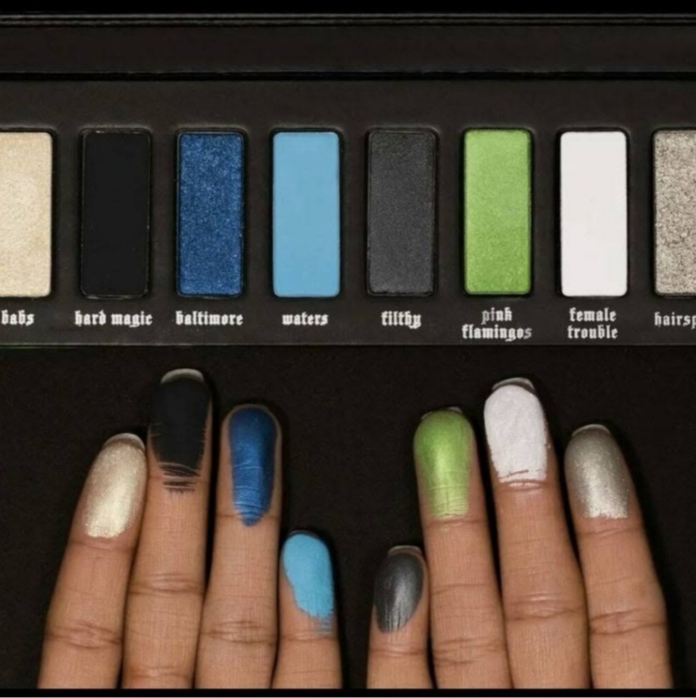 Kat Von D Limited Edition Devine Eyeshadow - Picture 3 of 7